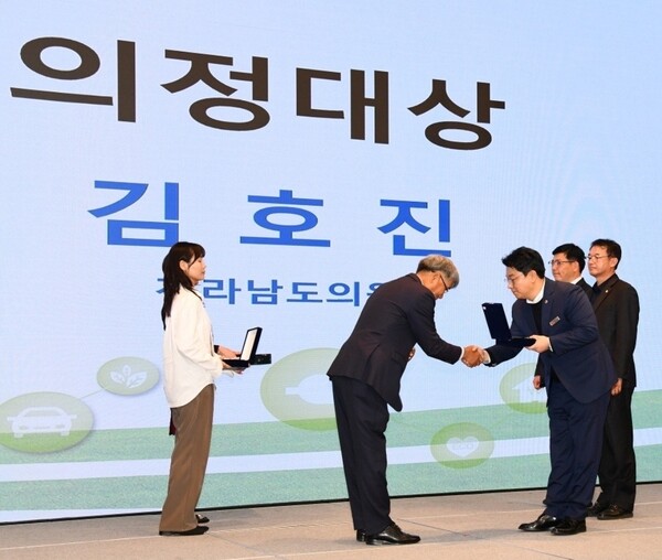김호진 의원인 (사)탄소중립실천연대 한국본부로부터 '2050탄소중립 의정대상'를 수여받고 있다