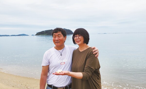 부인 게이꼬 여사와 함께 바닷가에서