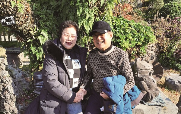 잉꼬부부  - 동반자 부인 오 홍순 여사와  여유 즐기는 모습 