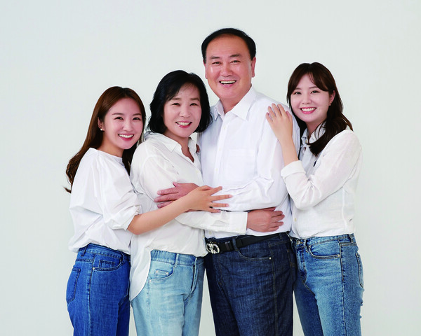 ​가족과 함께  단란하게  여유를 즐기는 모습 