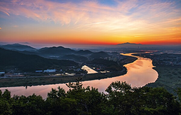 개산일출전경(박준기 작)