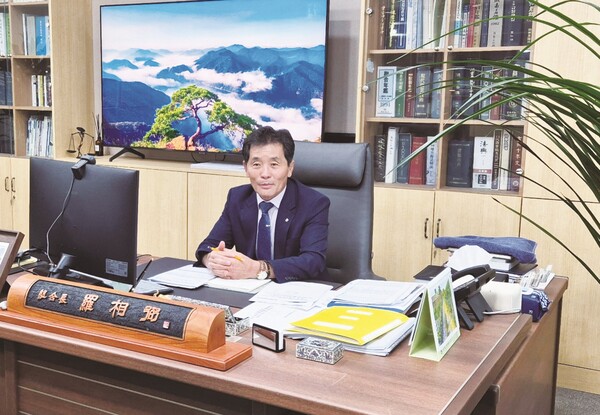 나상필 조합장 집무 광경