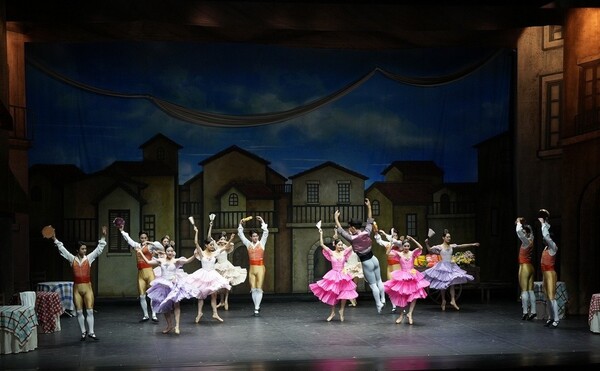 나주시가 한국문화예술위원회와 공동 기획한 고전 명작 발레 ‘돈키호테’가 지난 2일 나주문화예술회관에서 시민들의 큰 호응 속에 성황리에 막을 내렸다