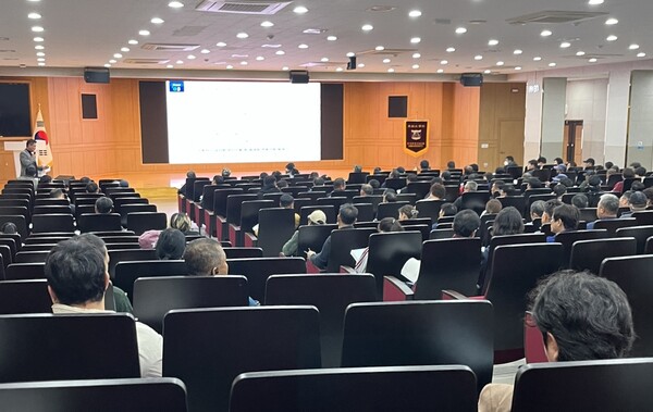 나주시는 지난 13일 동신대학교 중앙도서관 1층 동강홀에서 농촌 인력 부족 문제 해결과 안정적인 영농 활동 지원을 위해 ‘2026년 외국인 계절근로자 고용 농가 교육’을 실시했다