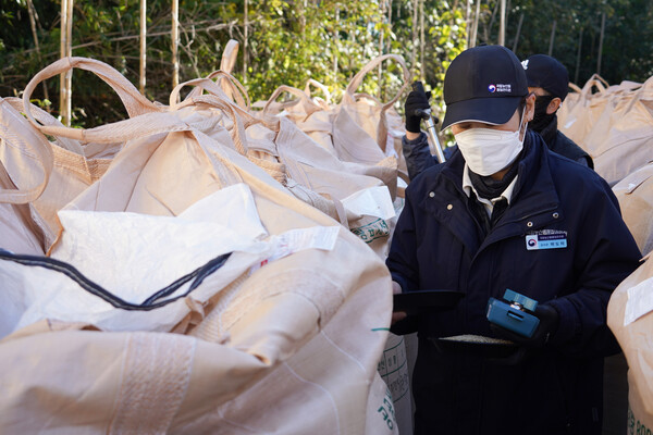 국립농산물품질관리원 관계자가 공공비축미 매입 현장에서 품질 검사를 진행하고 있다