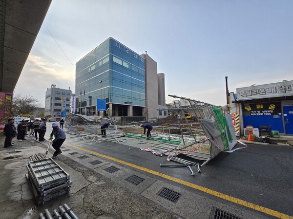붕괴 사고 후 뒷처리를 하고있는 공사 현장